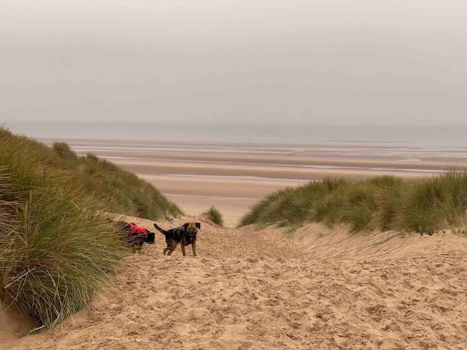 Formby, Spacious True Bungalow Steps From Beach Kültér fotó