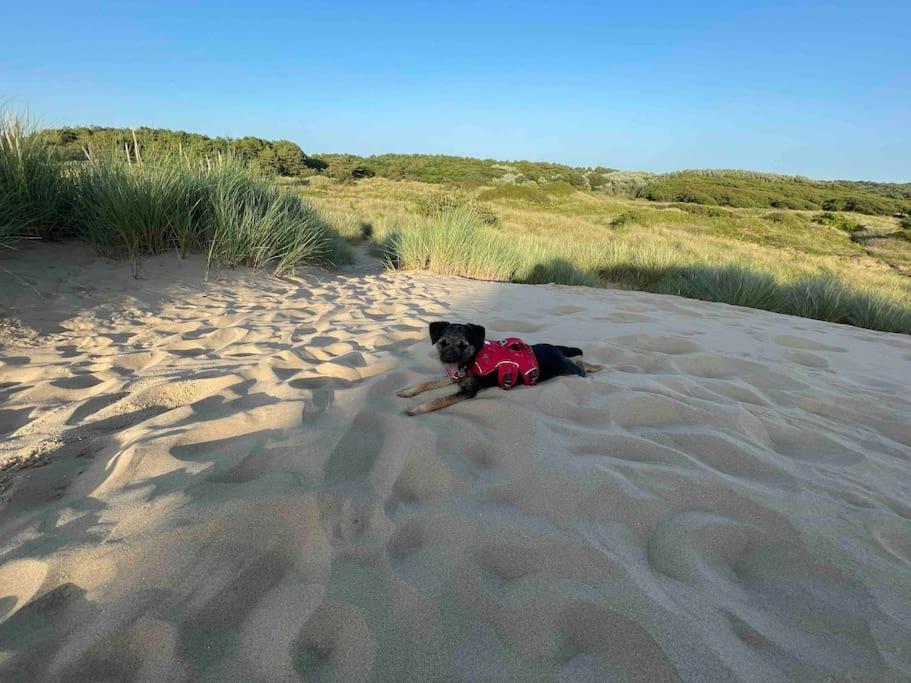 Formby, Spacious True Bungalow Steps From Beach Kültér fotó