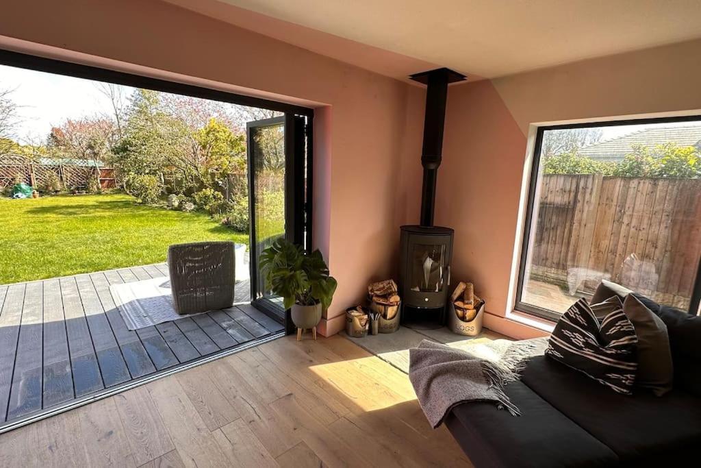 Formby, Spacious True Bungalow Steps From Beach Kültér fotó